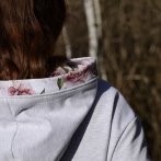 Šaty s květinovými prostřihy – šedá - další pohled
