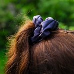 Scrunchie – šedá - další pohled