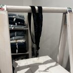 Vyšívaný popruh na telefon – Borůvky - třetí obrázek z galerie