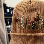 Bavlněná vyšívaná čepice – karamelovo vínová - třetí obrázek z galerie