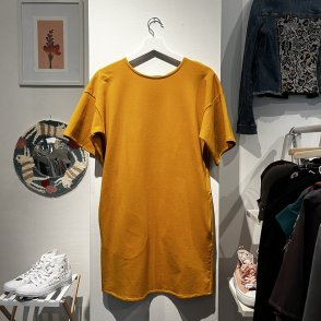 Šaty s krátkým rukávem – hořčicová - první obrázek z galerie