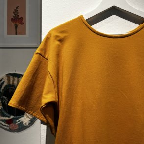 Šaty s krátkým rukávem – hořčicová - druhý obrázek z galerie